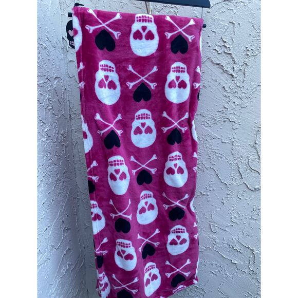 Betsey Johnson Pink Skull & Crossbones Blanket 50x70 Halloween Throw - Picture 2 of 3